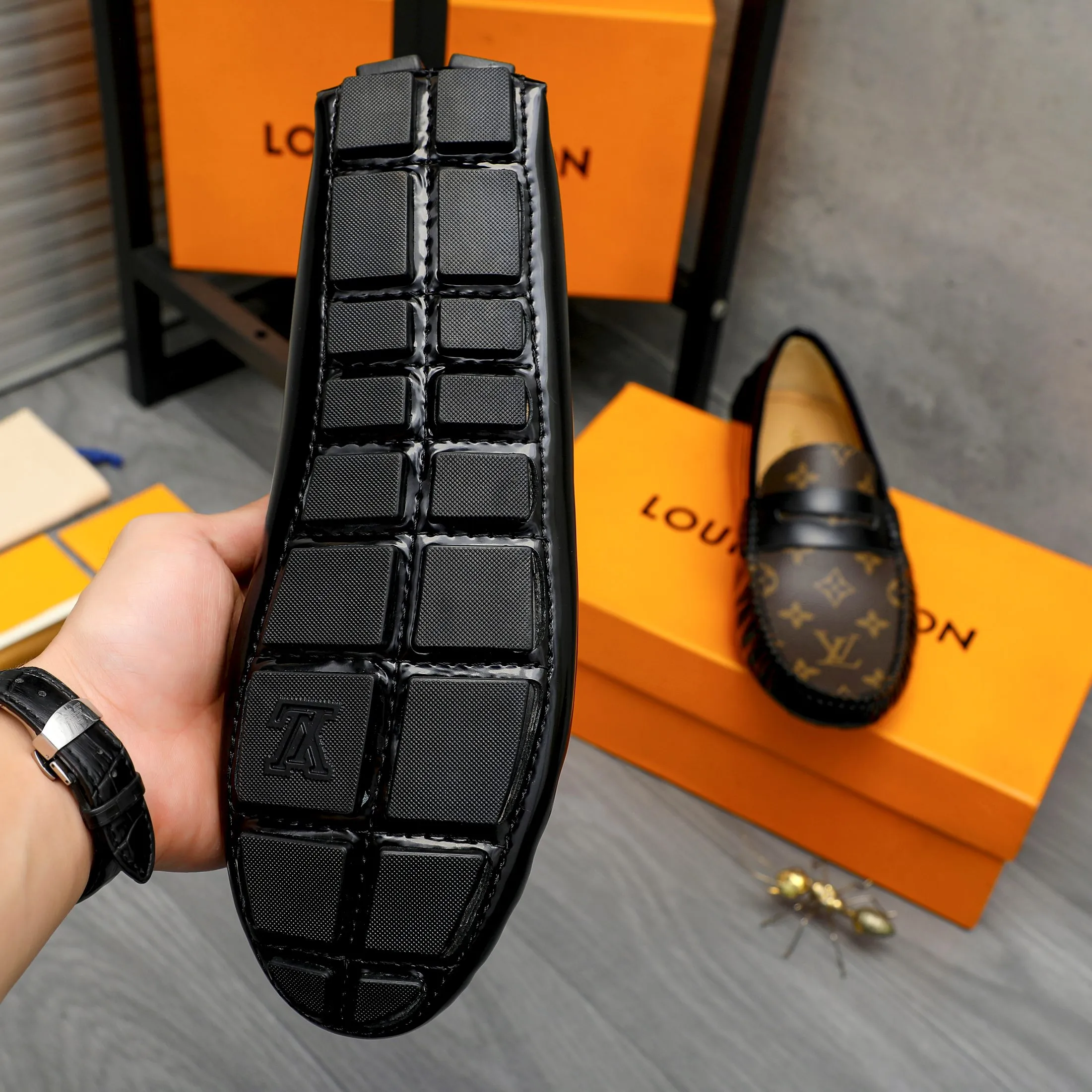 Men's shoes 💰p420 Product trademark: LV "Louis Vuitton" casual slip-on men's shoes Regular size: 38-44 Product materials: Selected classic print splicing patent leather upper, sheepskin lining, original rubber outsole